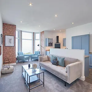 Host & - Surf & , Whitby United Kingdom